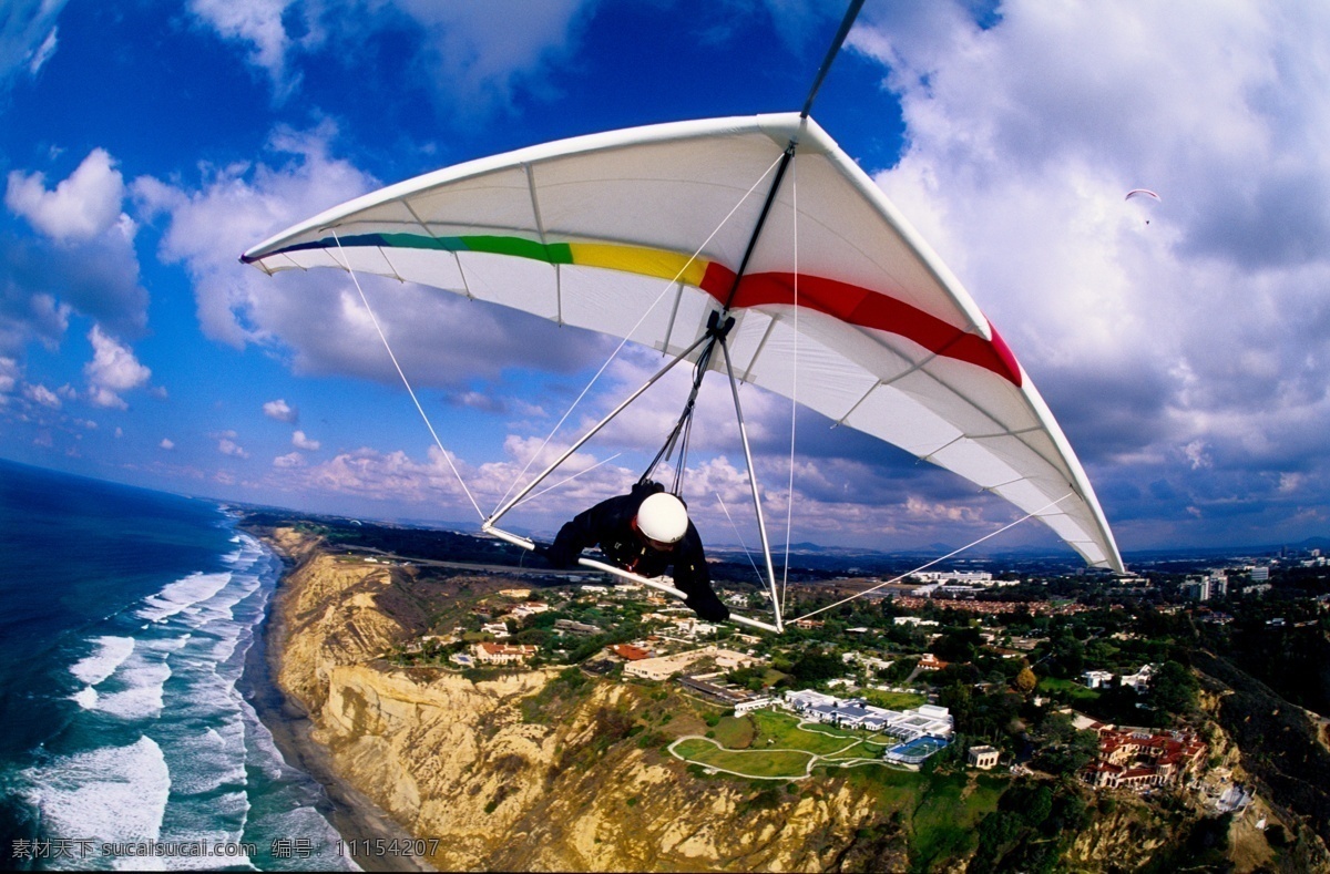 驾驶 滑翔机 高空 飞行 驾驶滑翔机 高空飞行 海边 鸟瞰 蓝天 白云 体育运动 文化艺术
