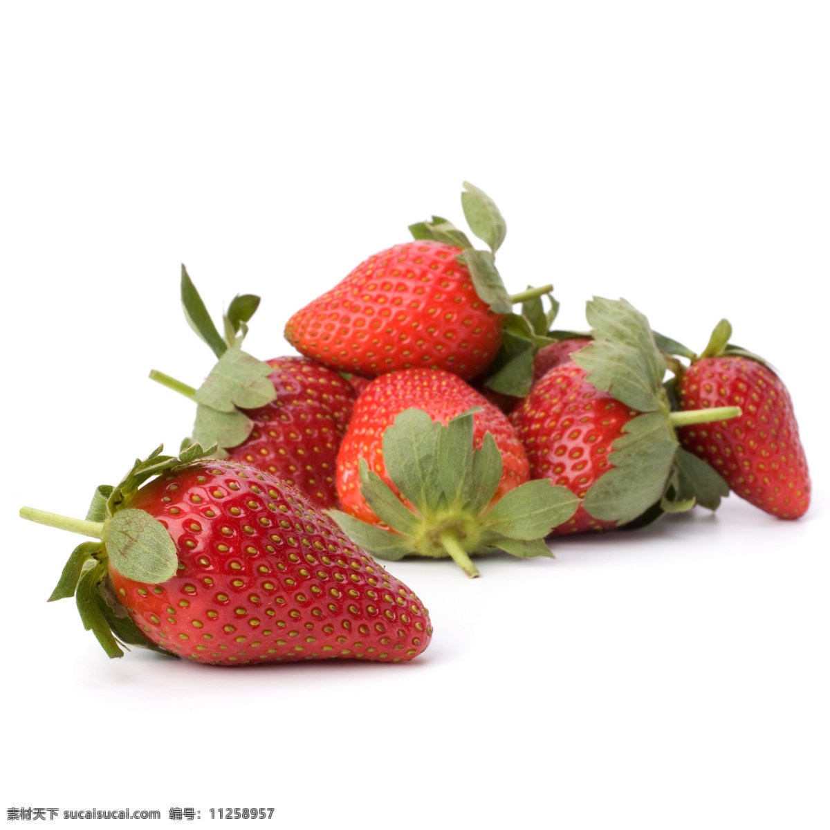 草莓高清图 草莓 水果 餐饮 草莓堆 高清 白色