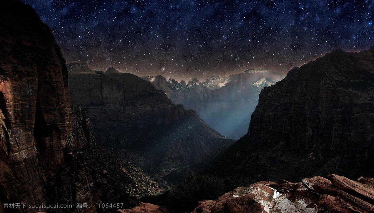 夜晚的山间 夜景 夜晚 山 大山 石头 山间 山脊 星星 天空 光线 蓝色 发光 星空 山底 盆地 大自然 风景 景色 自然景观 自然风景