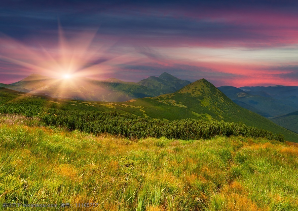 晨光 日出 光芒 太阳 阳光 山顶 草原 山丘 优美风景 自然景观 自然风景