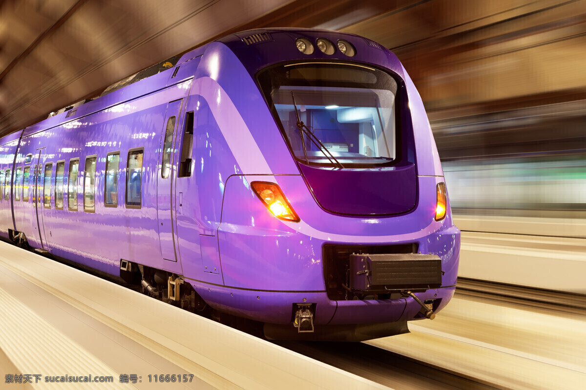 前进 紫色 火车 紫色火车 交通工具 黄色灯 其他类别 现代科技