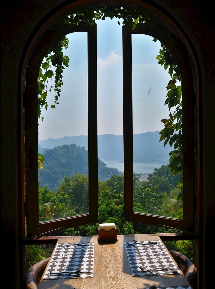窗外 世界 窗户 玻璃 远山 绿树 大叔 天空 蓝天 台湾 旅游 随手 拍 旅游摄影 自然风景