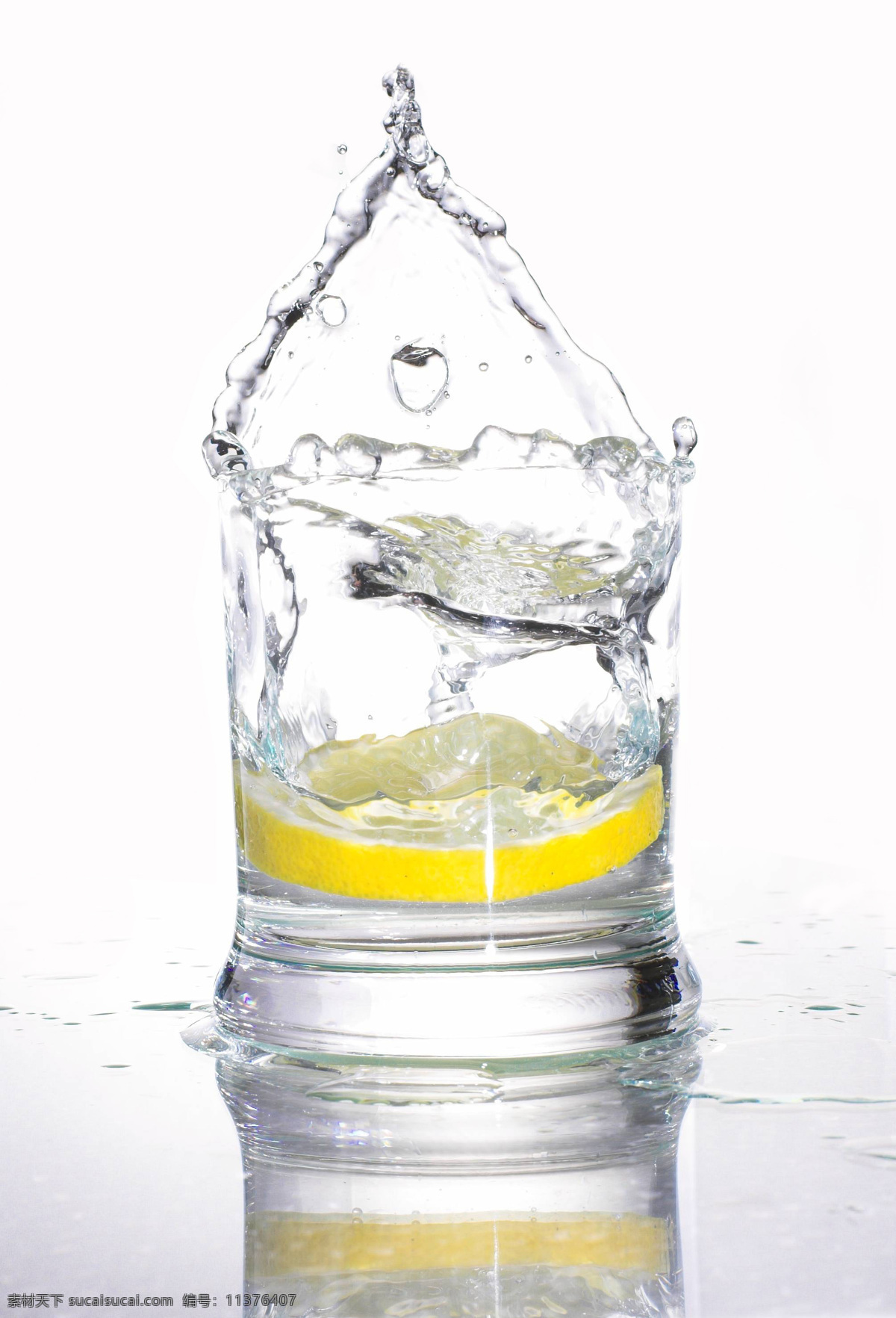 清水 柠檬 酒水饮料 玻璃杯 杯子 动感水花 水果 酒类图片 餐饮美食