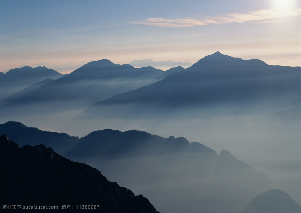 云雾里的山 山 雾气 山峰 太阳照射 晚霞 高山 自然风景 自然景观
