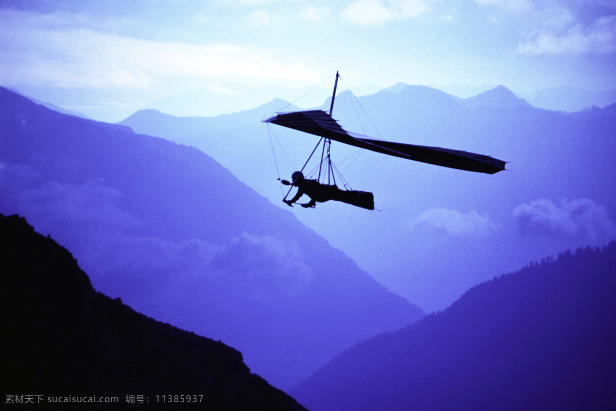 高空飞翔 滑翔机 机翼 飞机 极限运动 天空 山脉 远山 山谷 体育运动 文化艺术