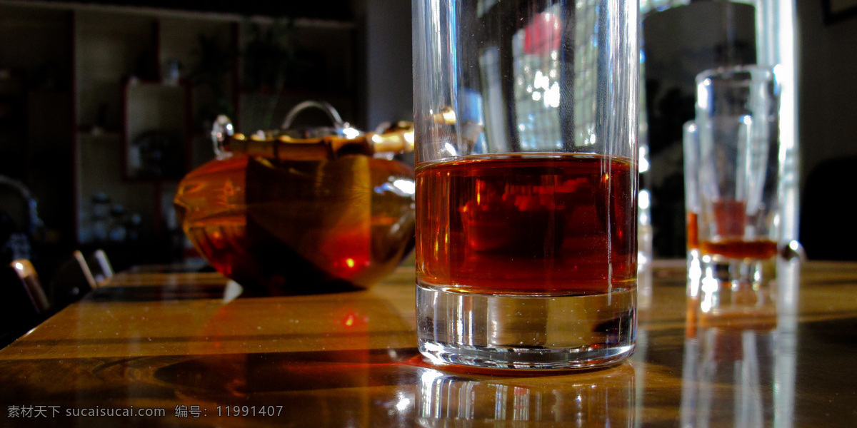 玻璃杯 茶水 乌龙茶 等待 冥想 餐厅 茶壶 水 酒水饮料 餐饮 玻璃器皿 饮料酒水 餐饮美食