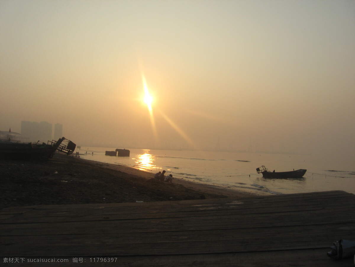 海边 日出 海滩 渔船 自然风景 自然景观 边日出