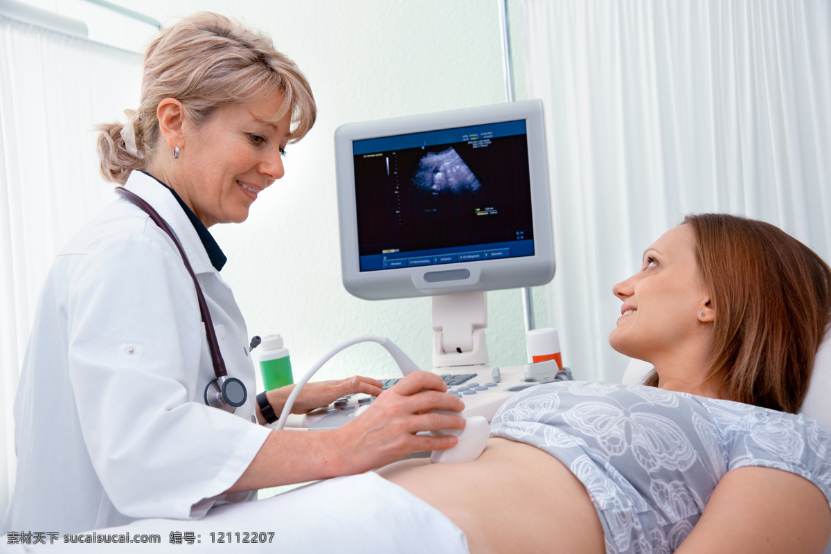 做 孕期 检查 准妈妈 孕妇 怀孕女性 医生 b超 超声波 医疗卫生 医疗服务 医疗护理 现代科技
