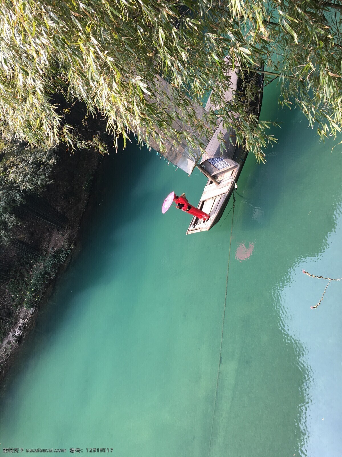 三峡风景 渔船 少女撑伞 柳叶垂下 绿水潺潺 旅游摄影 国内旅游