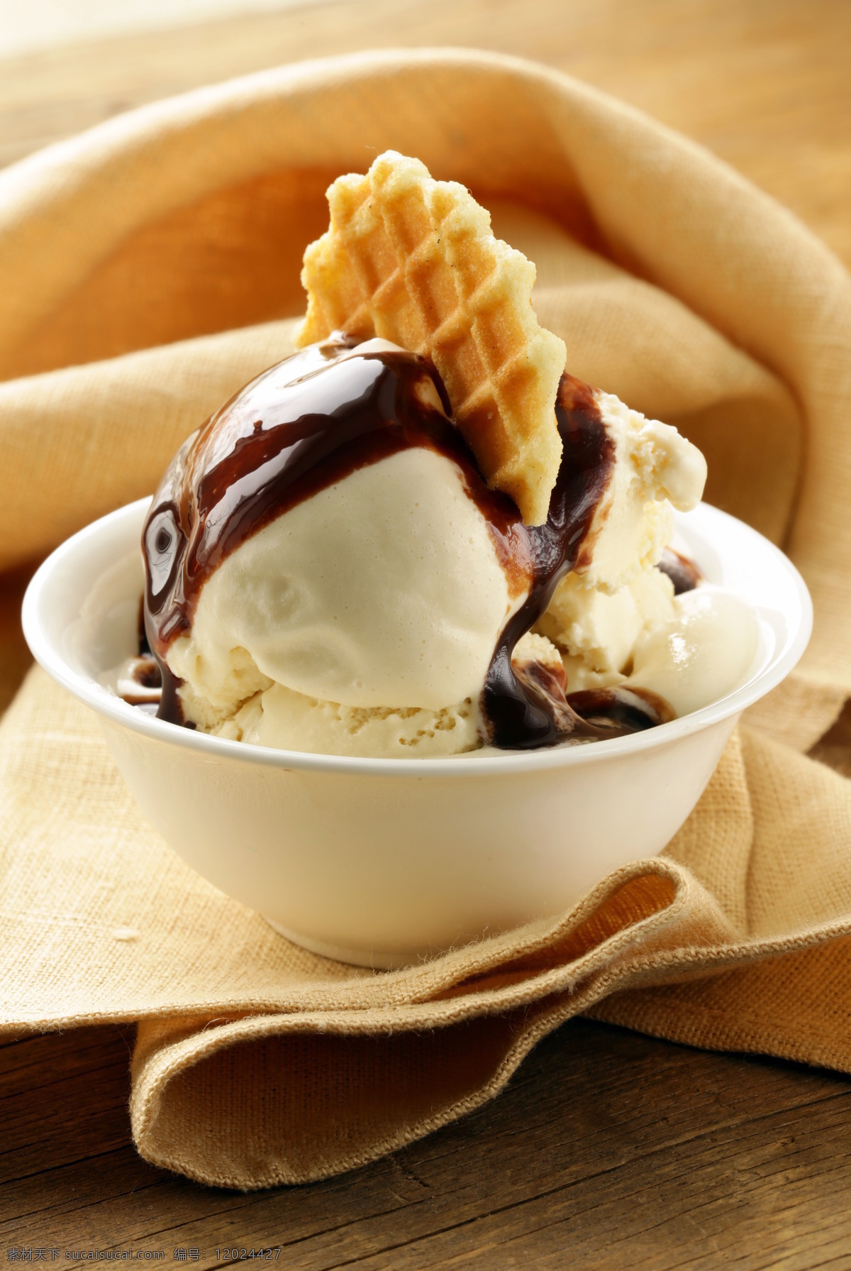 夏季 美味 巧克力 七彩冰淇淋 美味冰淇淋 冰激淋 美味美食 夏季凉品 美食插图 其他类别 餐饮美食 黑色