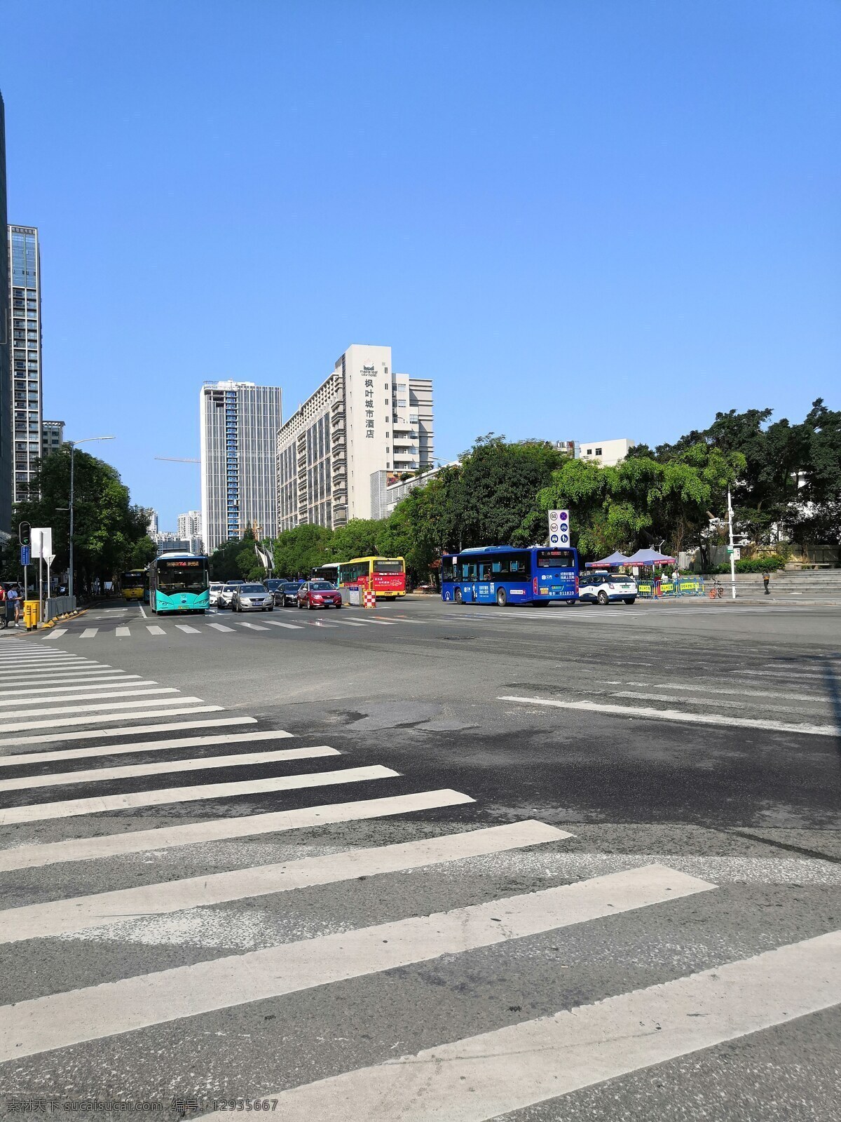 斑马线 道路 公交车 马路 城市 都市 市 红绿灯 建筑园林 建筑摄影