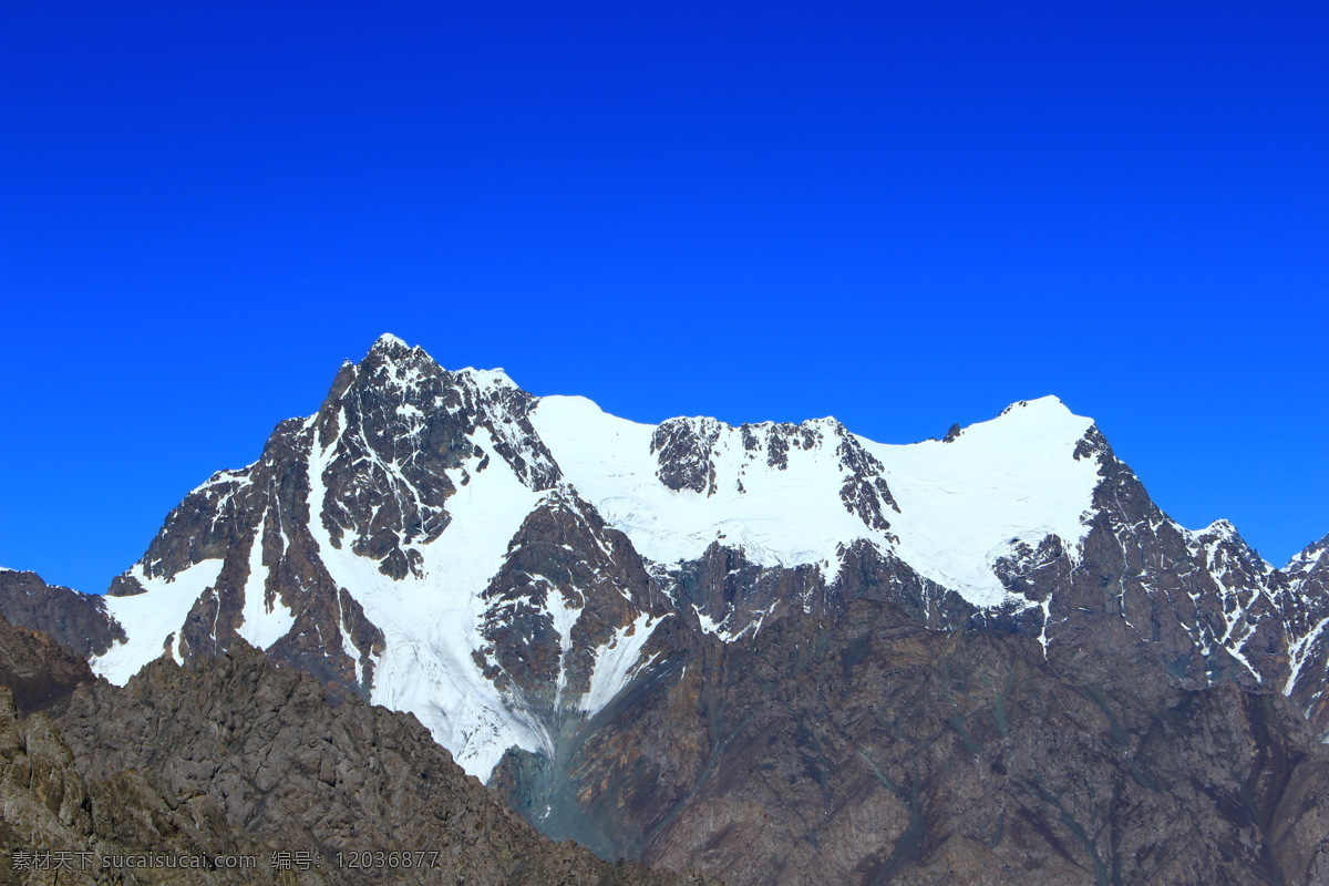 新疆 天山 博格达主峰 雪峰 蓝天 自然风景 自然景观