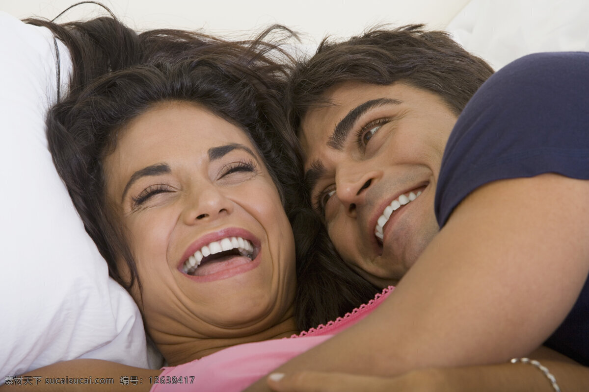 睡觉 时 幸福 微笑 外国 夫妻 人物 男性 女性 男人 女人 外国人 欧美 情侣 夫妇 恩爱 笑容 家庭生活 夫妻生活 暧昧 深情 高清图片 情侣图片 人物图片