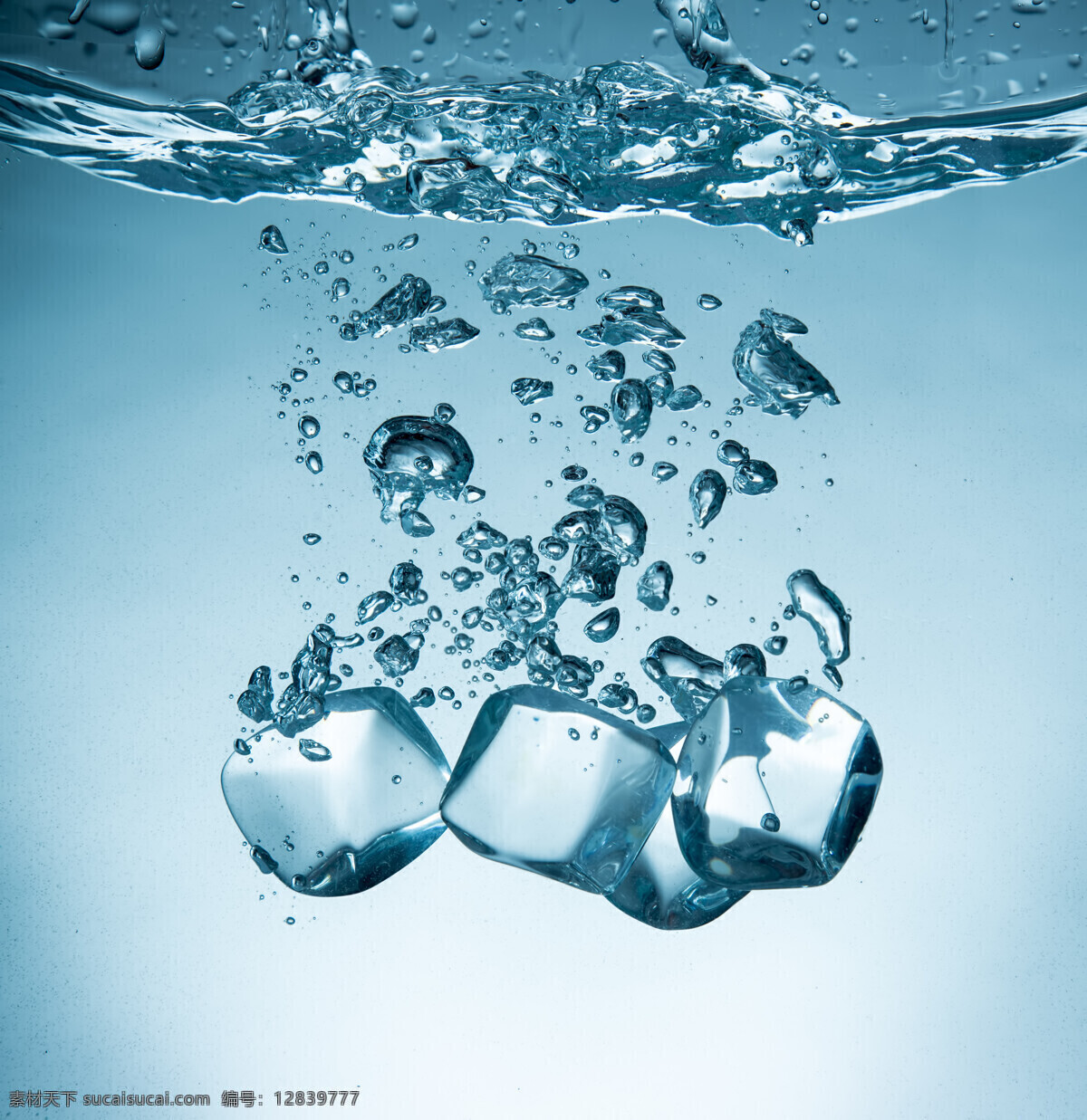 水平面 液体 夏季主题 冰块 冰块设计 水 水滴 落入 水里 冰爽 冰爽夏季 青色 天蓝色