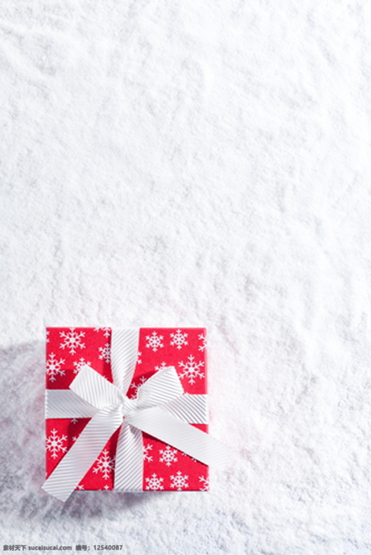 白色 雪地 上 礼物 背景 背景素材 红色 蝴蝶结 圣诞 填充背景 雪花