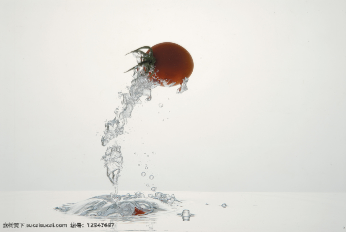 清澈 水 抛 出 西红柿 河水 水面 清水 水波 水浪 水花 水果 水泡 抛出 高清图片 蔬菜图片 餐饮美食