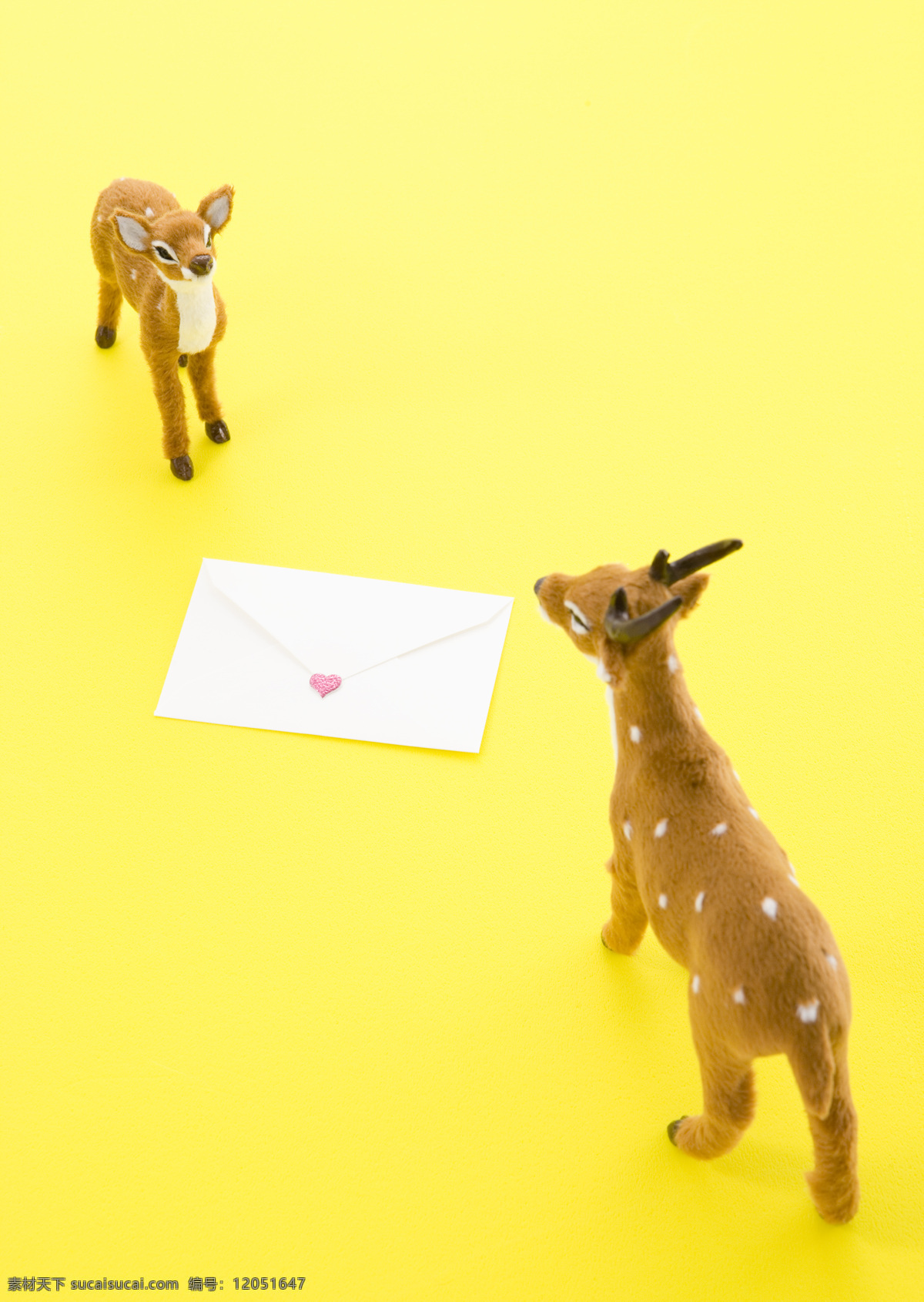 小鹿图片素材 小鹿 信封 爱情 动物 黄色背景 其他类别 生活百科