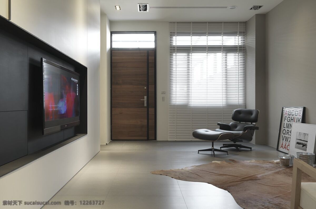 简约 客厅 黑色 电视 背景 墙 装修 效果图 白色射灯 窗户 地板砖 方形吊顶 木门 浅黄色地毯