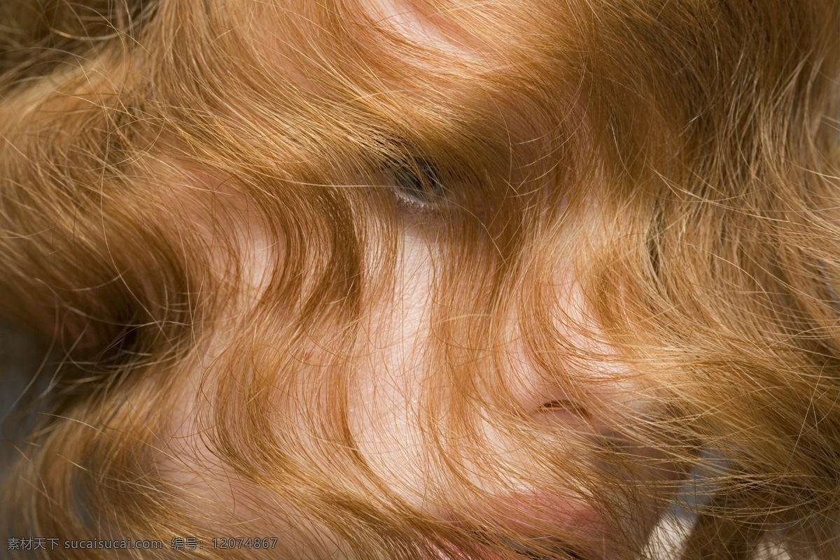 卷发 盖 脸 美女 发型设计 人物 女人 外国女人 长发 烫发 黄发 染发 做头发 皮肤 光滑嫩白 高清图片 美女图片 人物图片