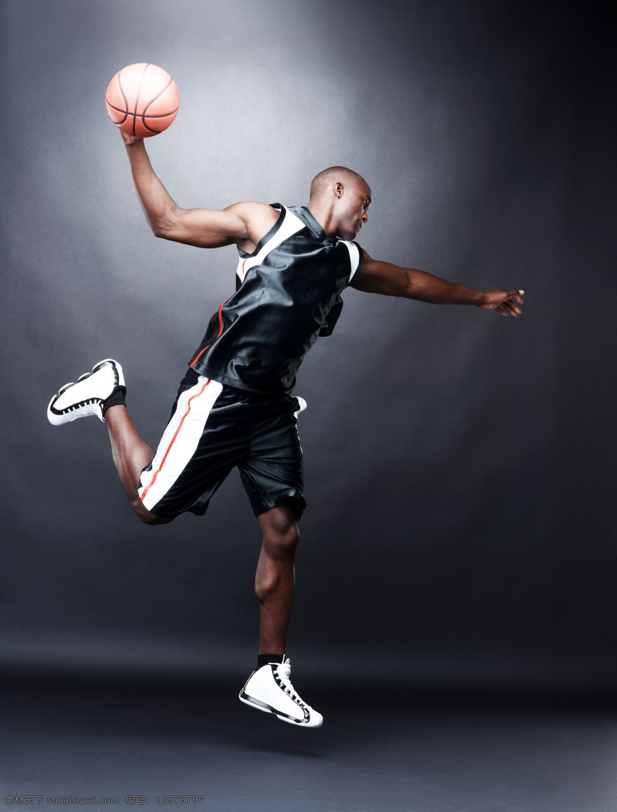 篮球 外国人 男人 健壮的男人 运动 体育运动 打篮球 球星 运动鞋 广告 素材图片 男人图片 人物图片
