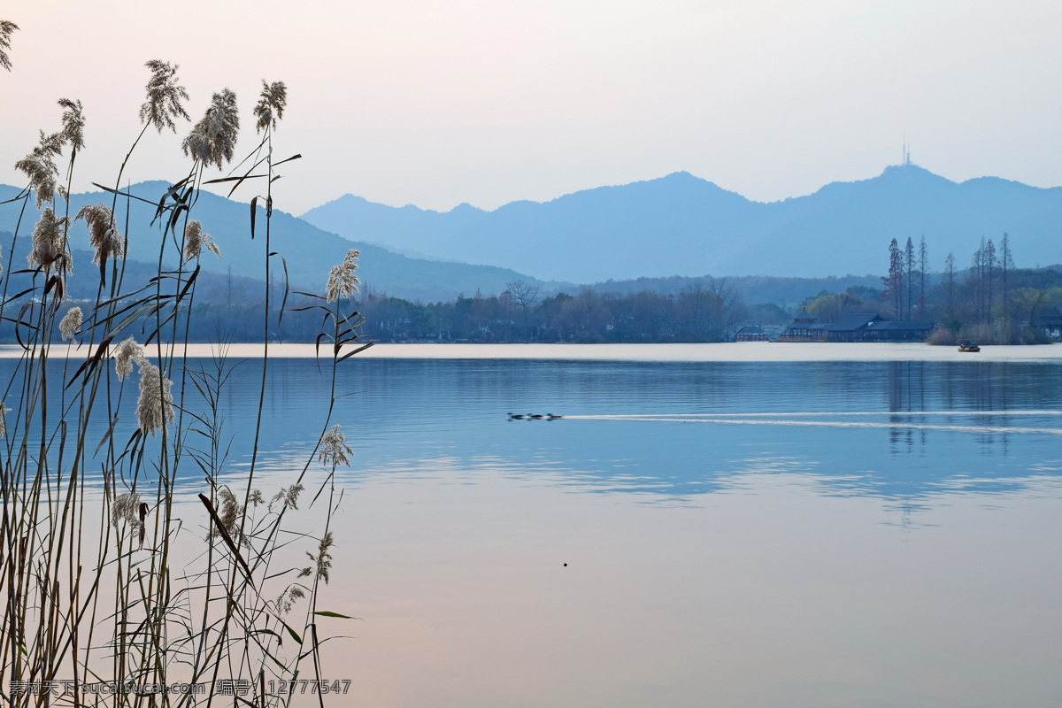 湖边风景 小岛 湖边 海边 安静 湖水 天空 树林 倒影 平静 山水风景 自然景观 自然风景