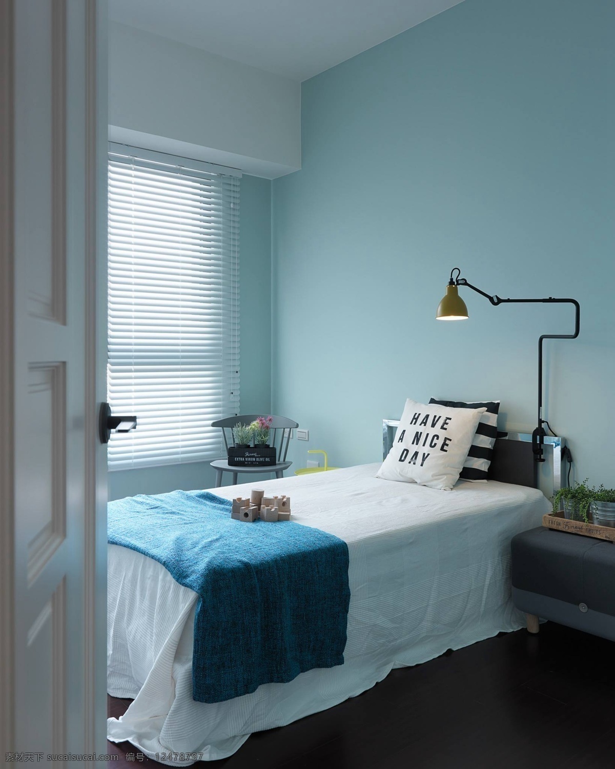 现代 清新 卧室 浅蓝色 背景 墙 室内装修 效果图 白色床品 卧室装修 木制床头柜 百叶窗