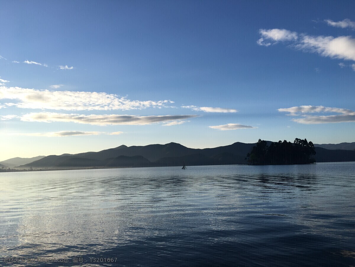 泸沽湖 风景图 海景 天空 海水 日出 蓝天 水中倒影 自然景观 自然风景 晴空万里 旅途风景 旅游摄影 国内旅游