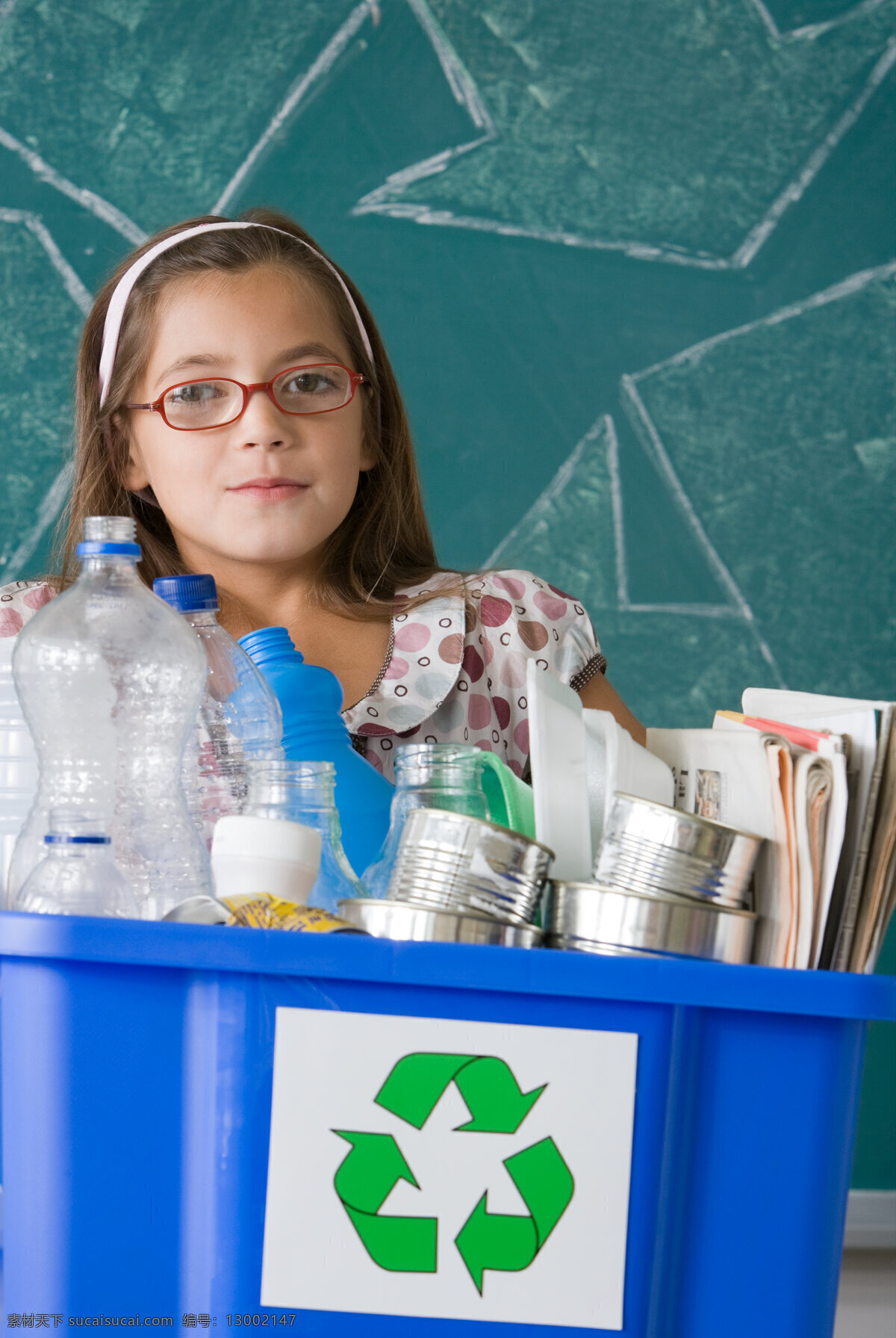 回收 桶 女孩 回收桶和女孩 孩子 儿童 人物摄影 废旧物品 回收桶 环保 儿童图片 人物图片