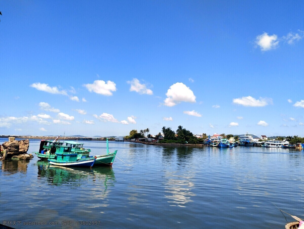 海边渔船 越南 富国岛 海边 渔船 蔚蓝 晴天 美景 景色 旅游 渔村 大海 旅游摄影 国外旅游