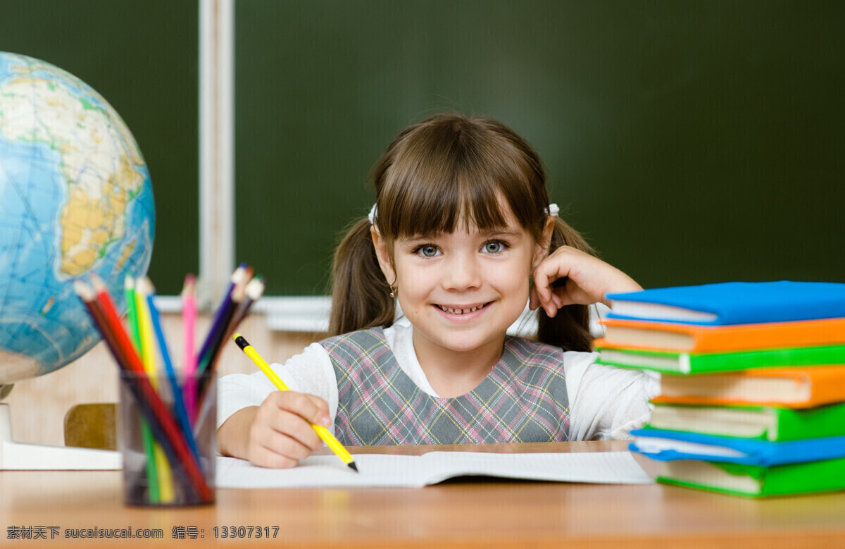 微笑 女孩 桌子 黑板 教室 学生 学习 书 笔 地球仪 儿童图片 人物图片