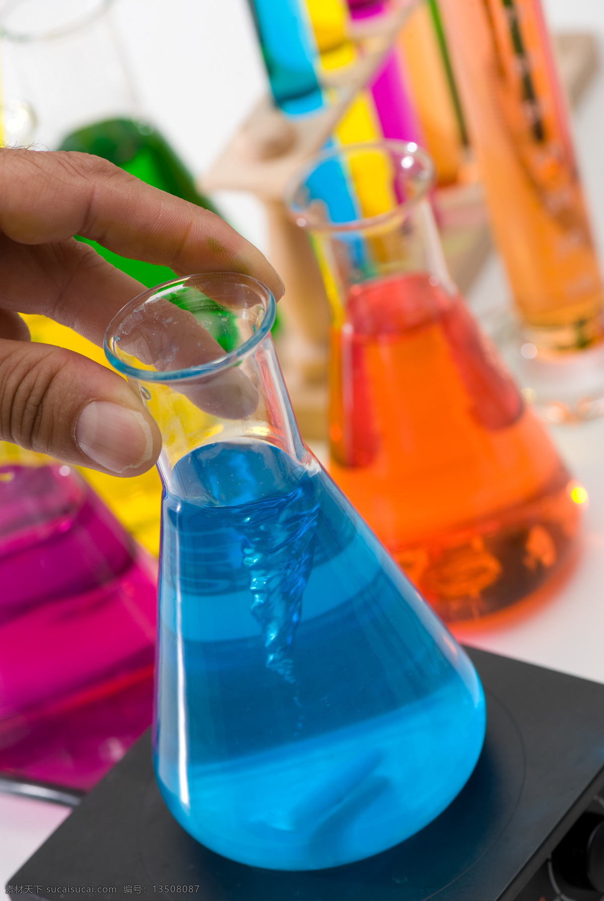 烧杯 里 蓝色 液体 试管 试剂 量杯 试验器皿 彩色液体 化学素材 化学试验 科学研究 生物科技 科技图片 现代科技