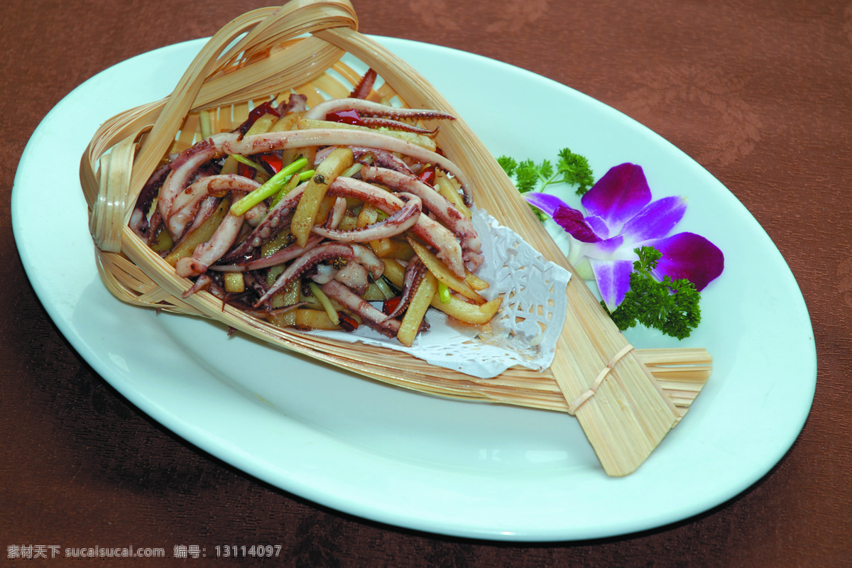 爆炒鱿鱼须 精品菜肴 鱿鱼须 瓜条 辣椒 葱 配料 调味品等 餐饮美食 传统美食 摄影图库