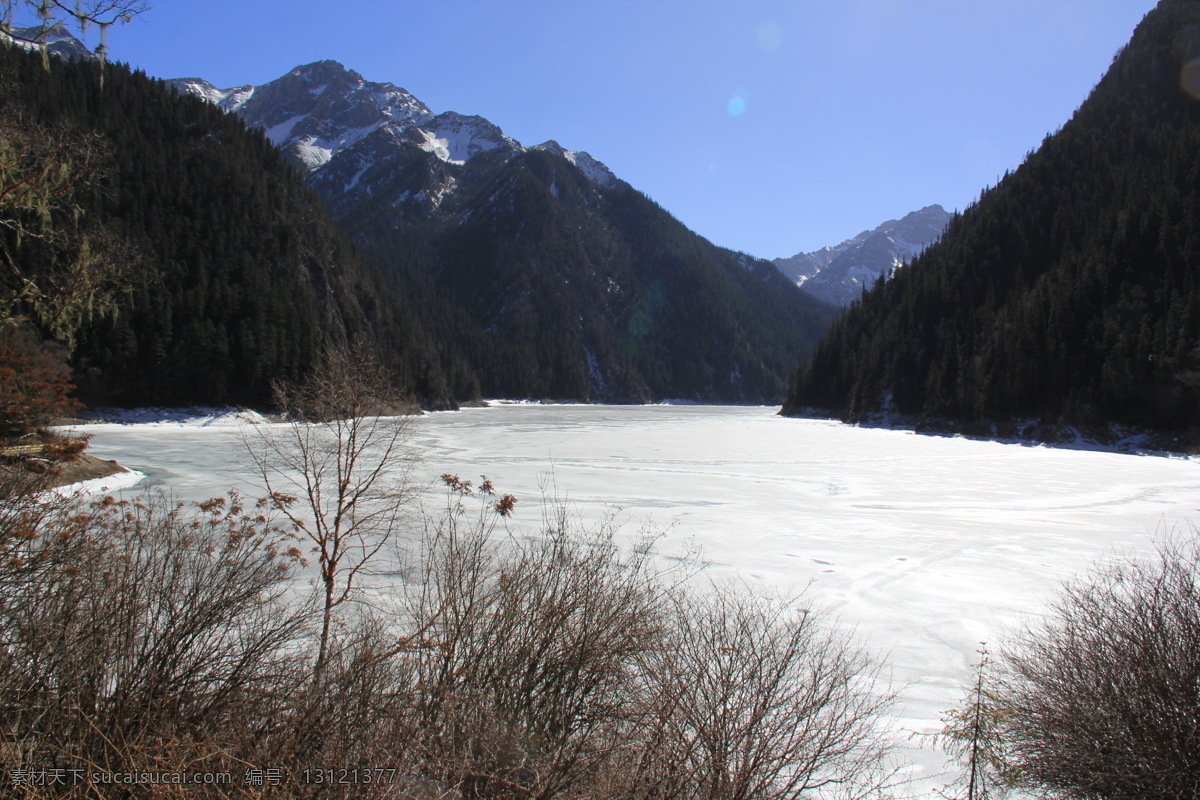 冬日长海 冰湖 枯草 残雪 蓝天 冷山 九寨沟 风景名胜 自然景观