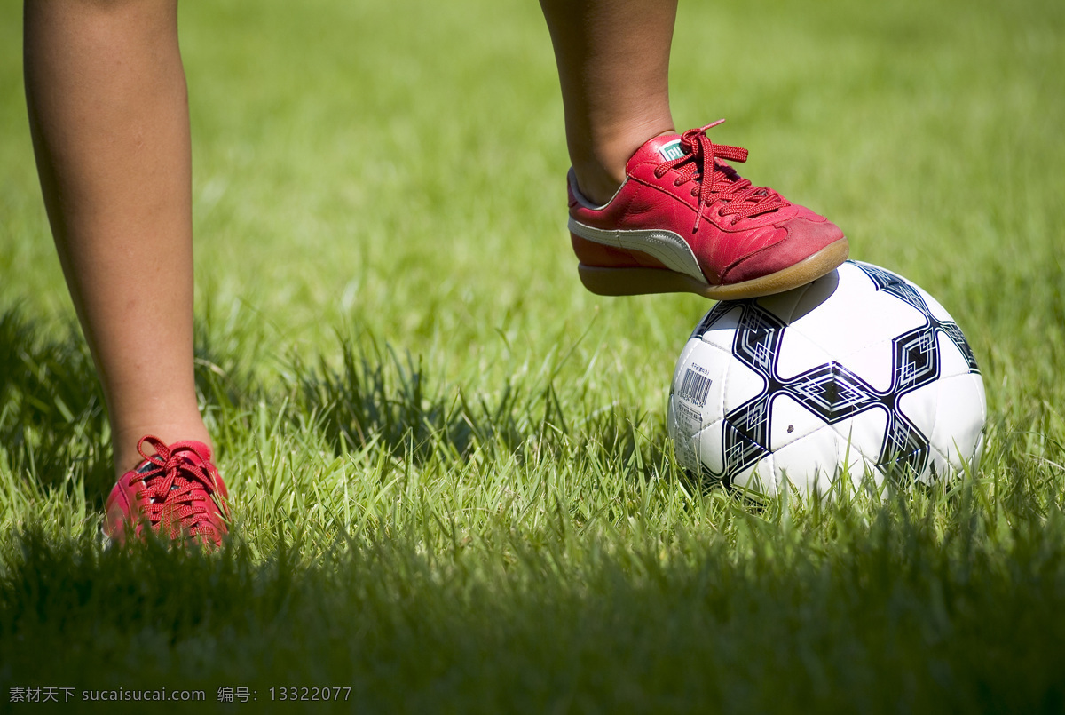 300 草地 户外 青春活力 摄影素材 摄影图库 体育运动 文化艺术 美女 足球图片 美女足球 红运动鞋 黑白足球 矢量图 日常生活