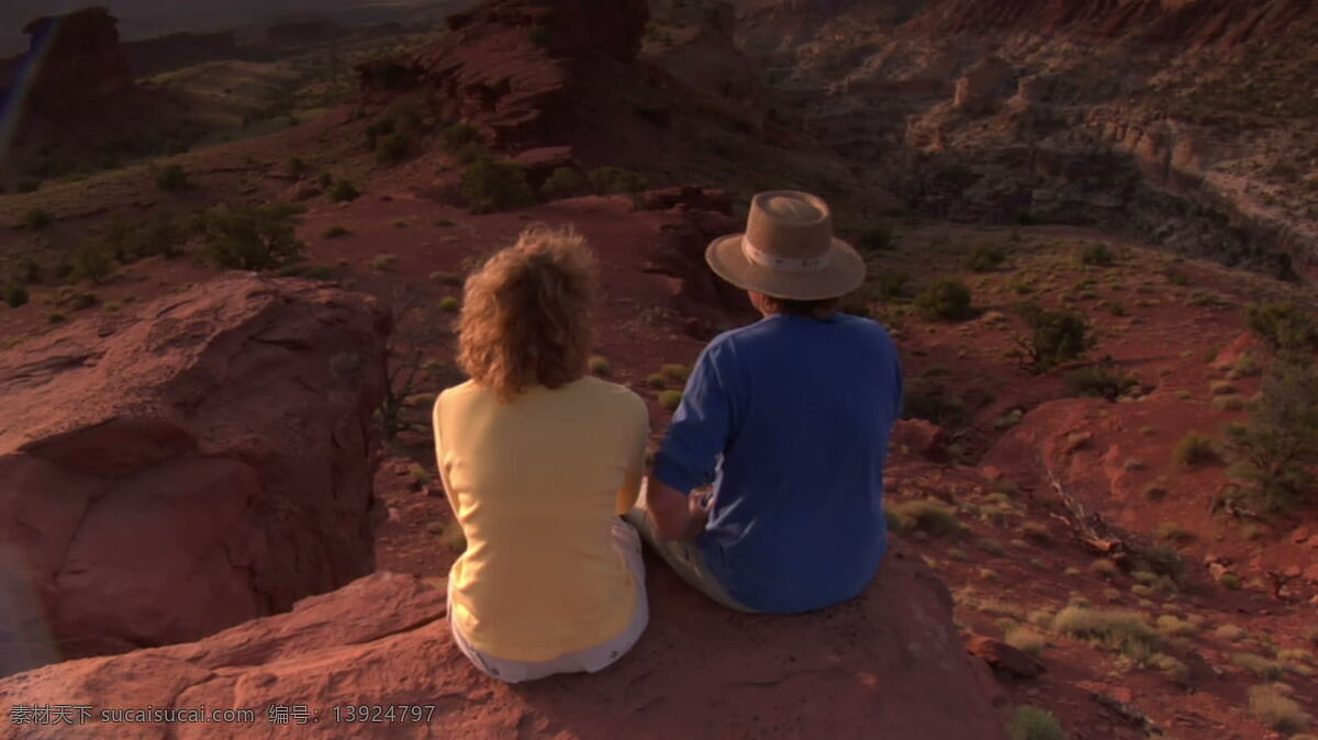 夫妇 坐在 一个 红色 悬崖 欣赏 观 国会 礁 国家 公园 股票 视频 vista 假期 结婚 沙漠 视频免费下载 休息 自然 国家公园 红色的岩石 犹他州 拱 砂岩 荒野 其他视频