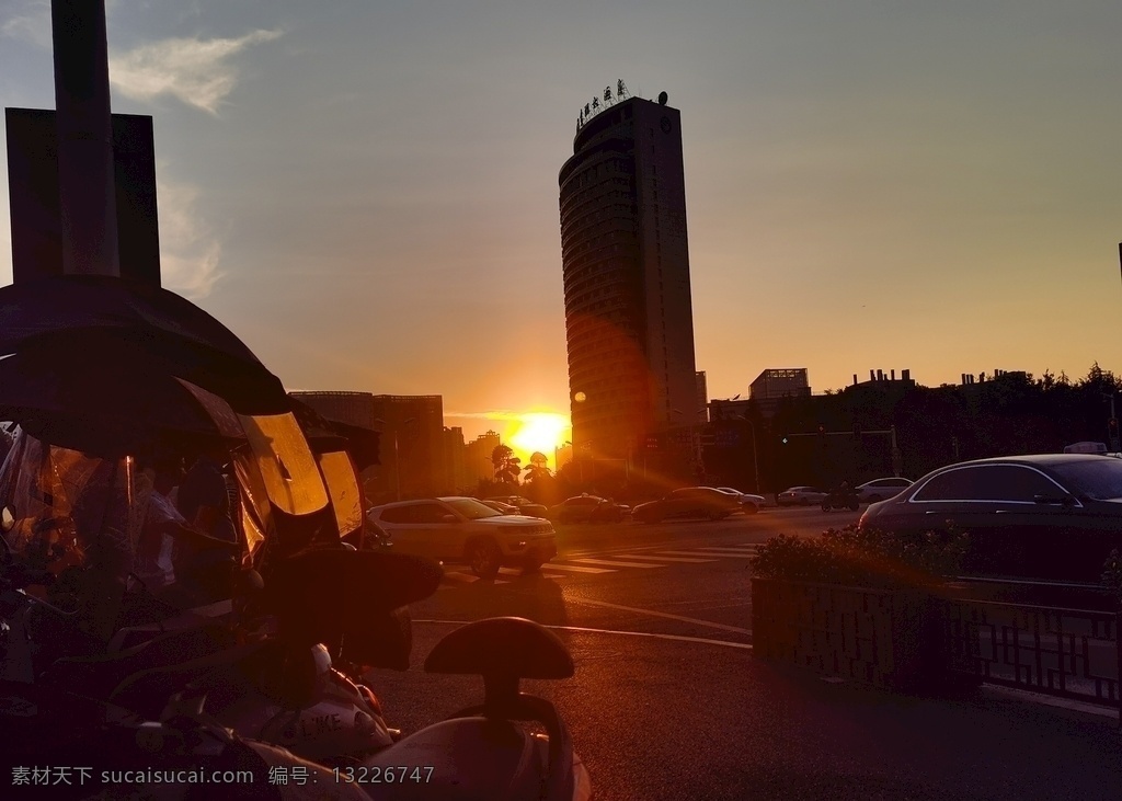 久违的曙光 曙光 夕阳 落日 风景建筑 阳光 城市 下班 川流不息 下班高峰 自然景观 建筑景观