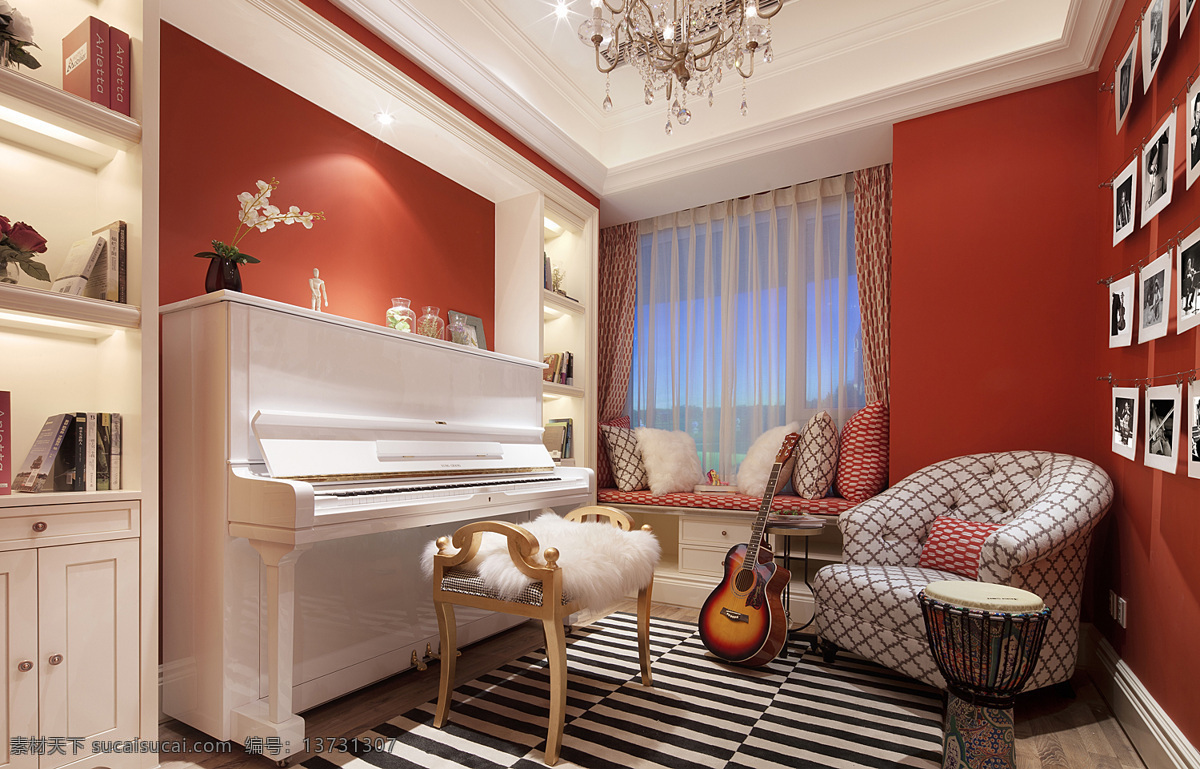 简约 时尚 钢琴 房 装修 效果图 条纹地毯 单人沙发 照片墙 红色墙壁 水晶吊灯 钢琴房 置物柜