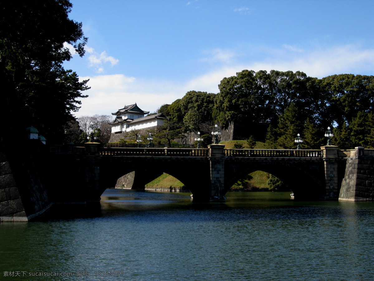 国外旅游 景点 景观 蓝天白云 旅游摄影 东京 皇宫 二重 桥 皇宫边 二重桥 两跨式石桥 桥柱子 桥栏杆 形状 漂亮 灯 层层 涟漪 河水 飞檐翘角 房屋 茂密树林 著名老桥 日本东京风光 樱花之国 日本风光 装饰素材 灯饰素材
