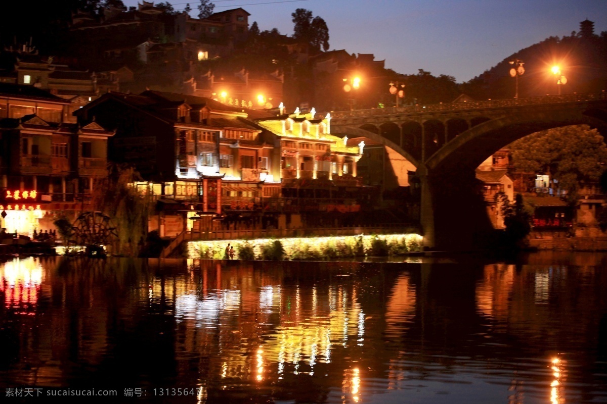 古楼 夜景 国内旅游 流水 路灯 旅游摄影 霓虹灯 桥 古楼夜景 流水夜景 装饰素材 灯饰素材