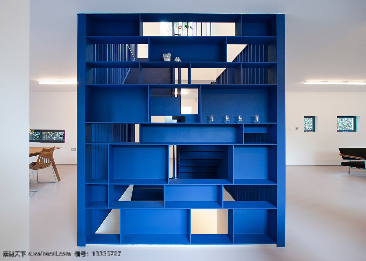 现代 时尚 客厅 亮 蓝色 柜子 室内装修 效果图 客厅装修 浅色地板 蓝色柜子 壁灯