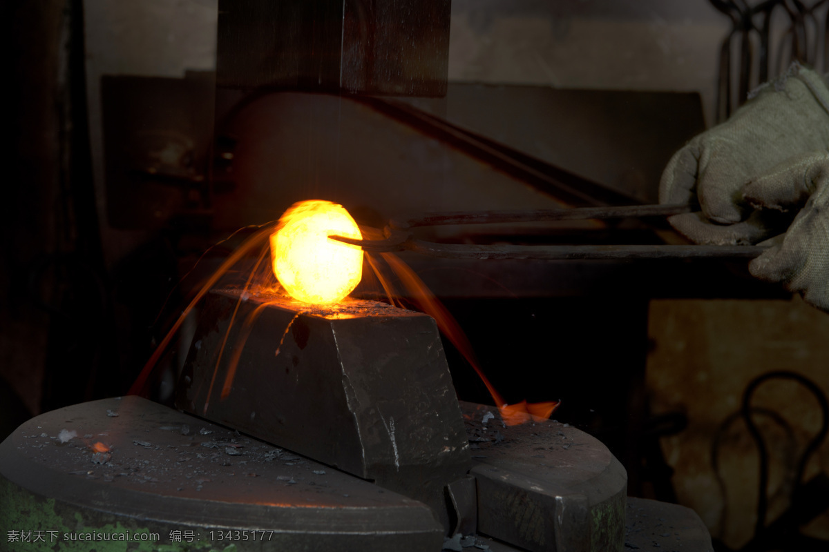 烧 红 铁球 铸铁 打铁 铁匠 烧铁 炼铁 商务人士 人物图片