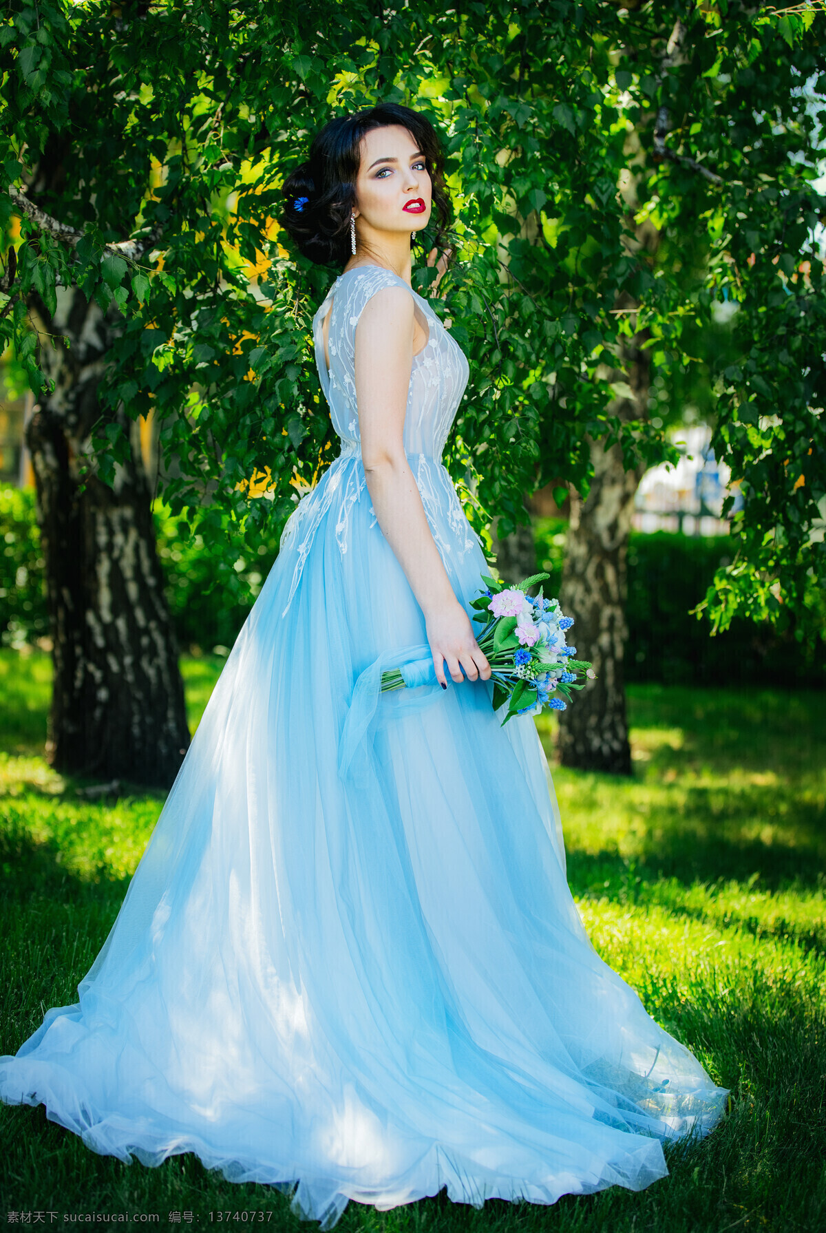 婚纱照 美女 婚纱摄影 晚礼服 户外 室外 手捧花 新娘 身材 高贵 化妆 时尚 草地 公园 模特 唯美 梦幻 写真 大片 人物图库 女性女人