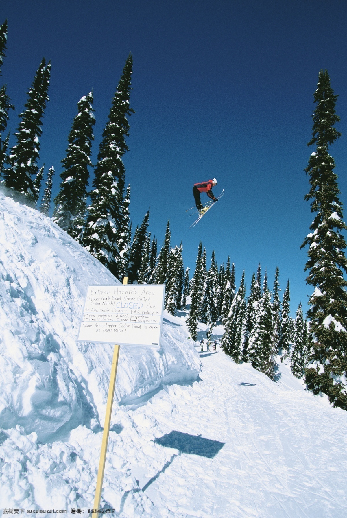 腾空 飞跃 滑雪 运动员 高清 雪地运动 划雪运动 极限运动 体育项目 下滑 速度 运动图片 生活百科 雪山 风景 摄影图片 高清图片 体育运动 白色