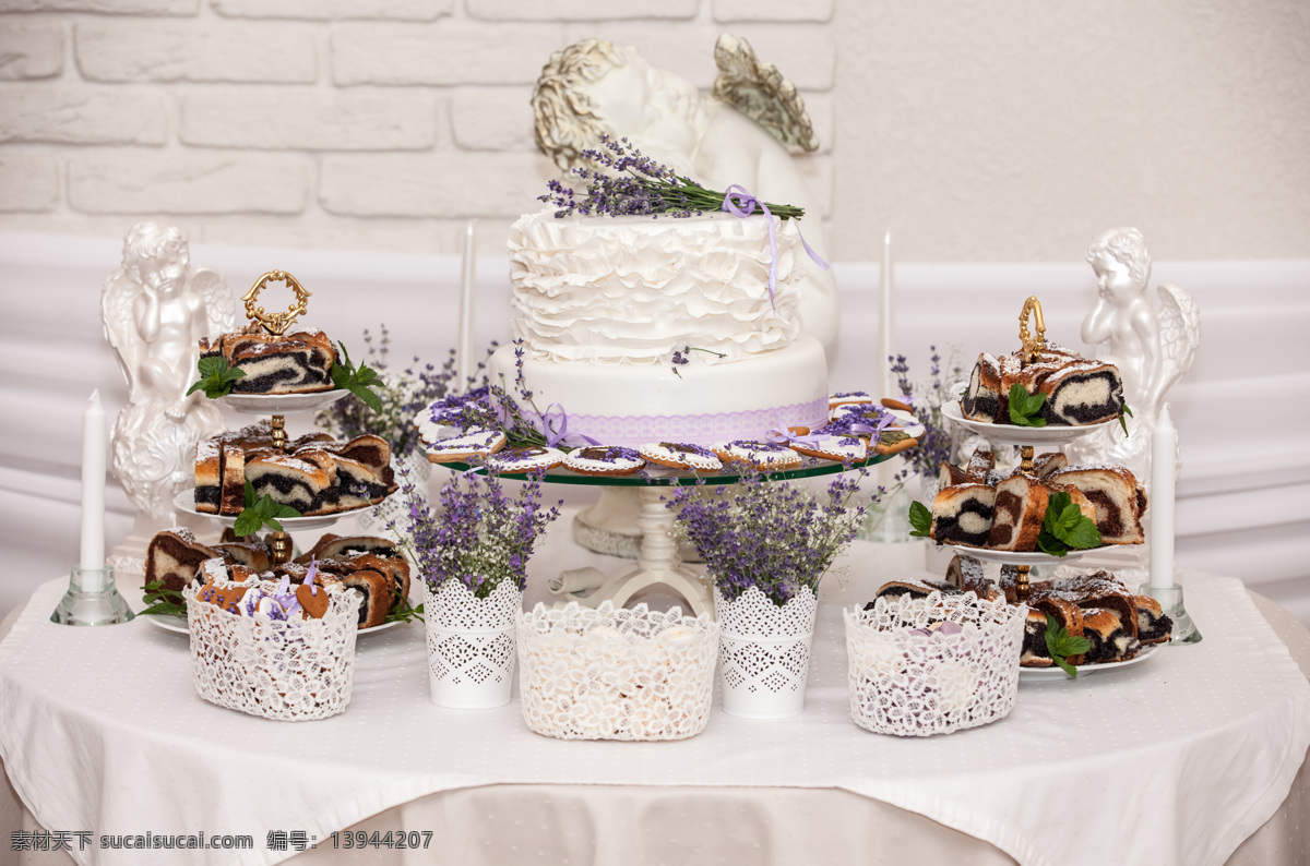 白色 奶油 蛋糕 奶油蛋糕 婚礼蛋糕 蛋糕摄影 糕点 甜品美食 食物摄影 生日蛋糕图片 餐饮美食