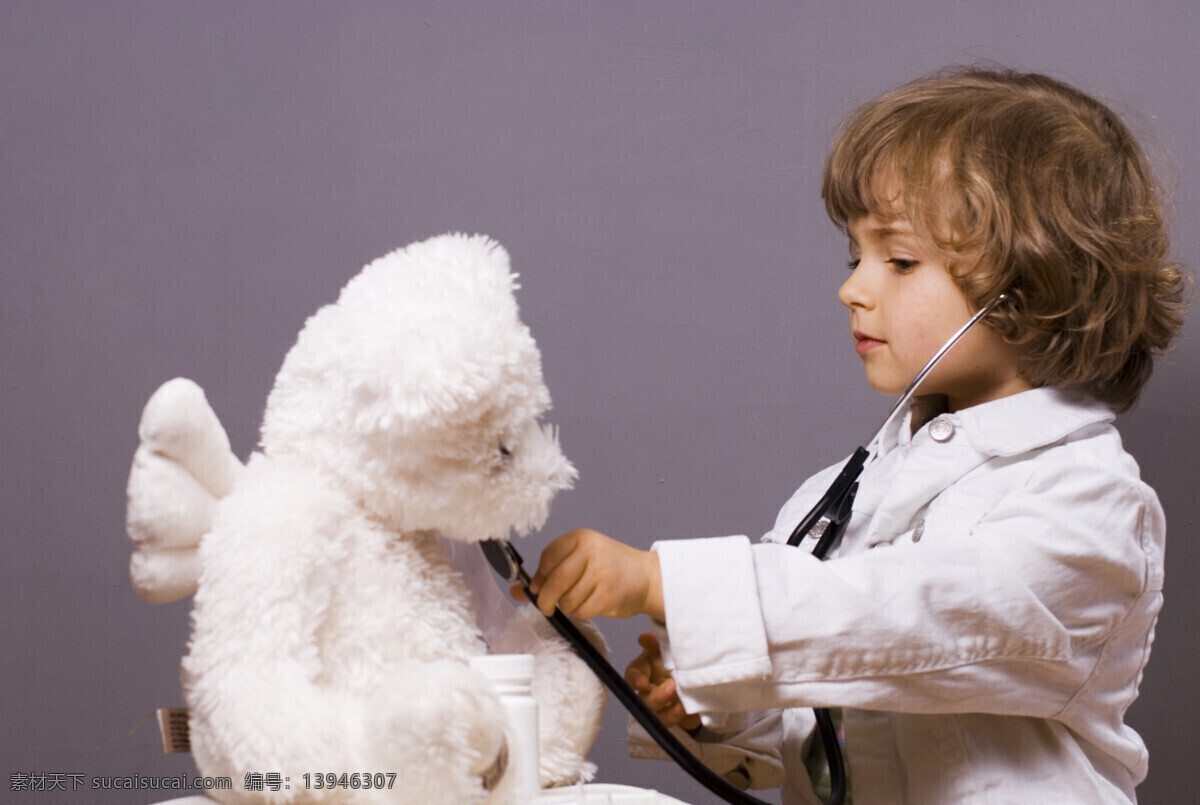 医生 外国 小孩 可爱 玩具熊 听诊器 游戏 儿童图片 人物图片