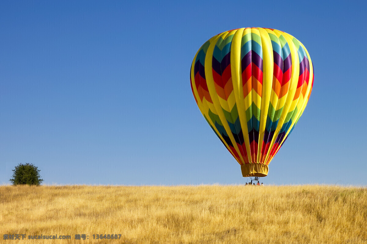 秋天 草原 热气球 飞翔的热气球 秋天草原风景 美丽风景 风景摄影 草原图片 风景图片