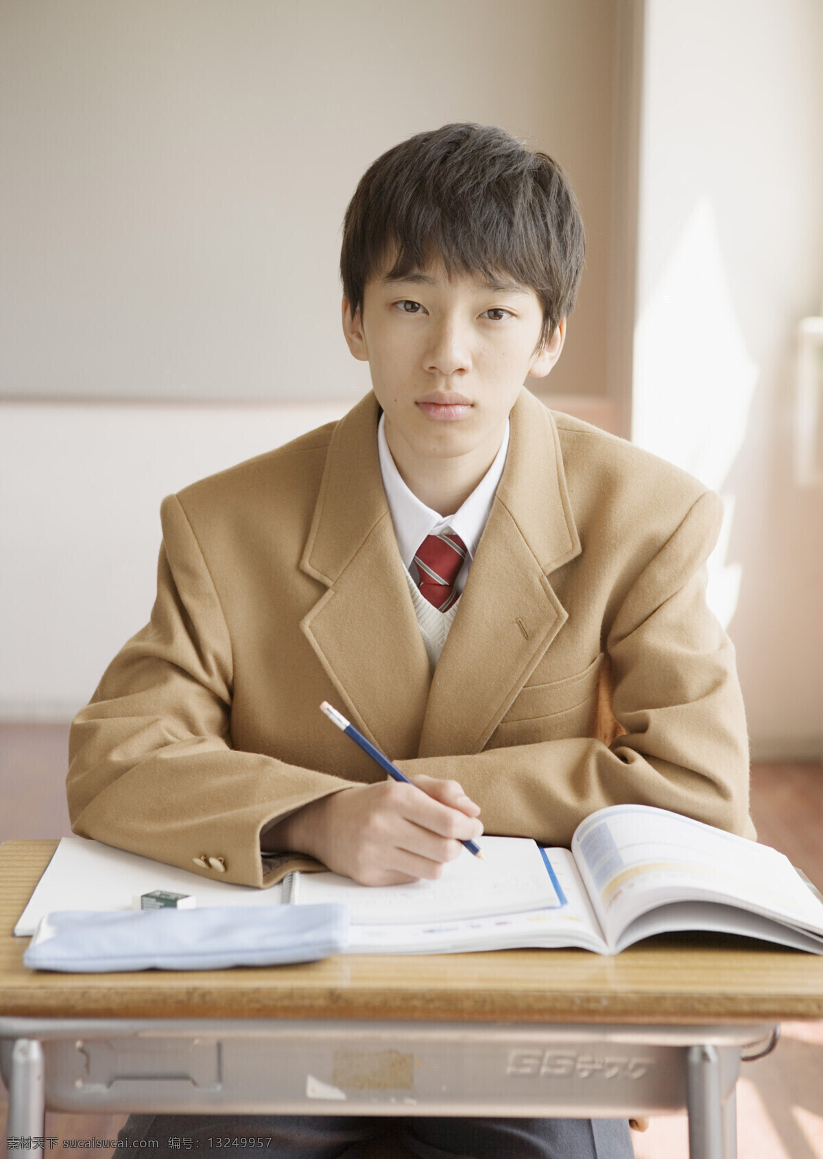 活力 活泼 可爱 课堂 课桌 男生 青春 学习 书本 写字 校园 生活 校服 阳光 人物图库 人物摄影 人物篇 摄影图库 日常生活 psd源文件