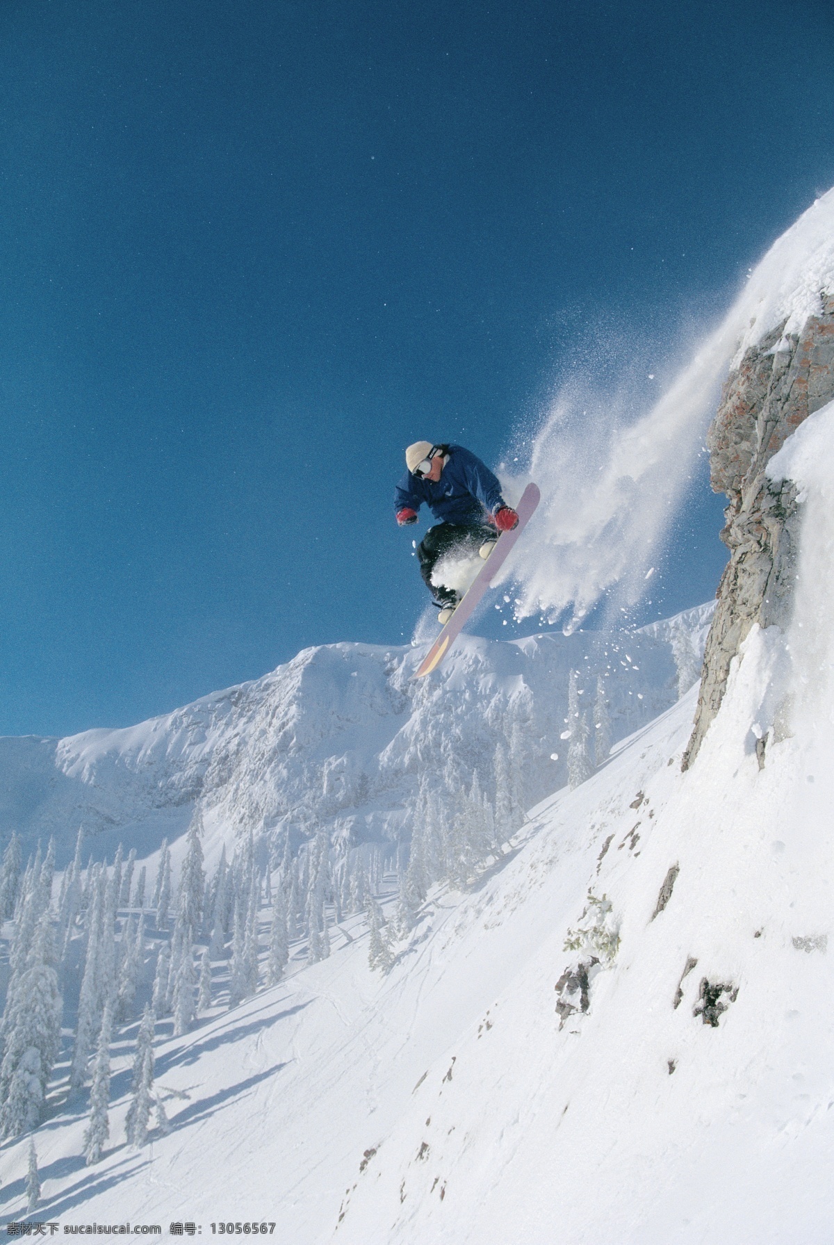 飞跃 滑雪 运动员 高清 雪地运动 划雪运动 极限运动 体育项目 腾空 下滑 速度 运动图片 生活百科 雪山 风景 摄影图片 高清图片 体育运动 白色