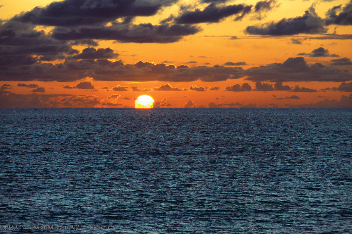 黄昏 大海 风景 晚霞 火烧云 云彩 夕阳 落日 太阳 海面 美丽风景 摄影图 高清图片 天空图片 风景图片