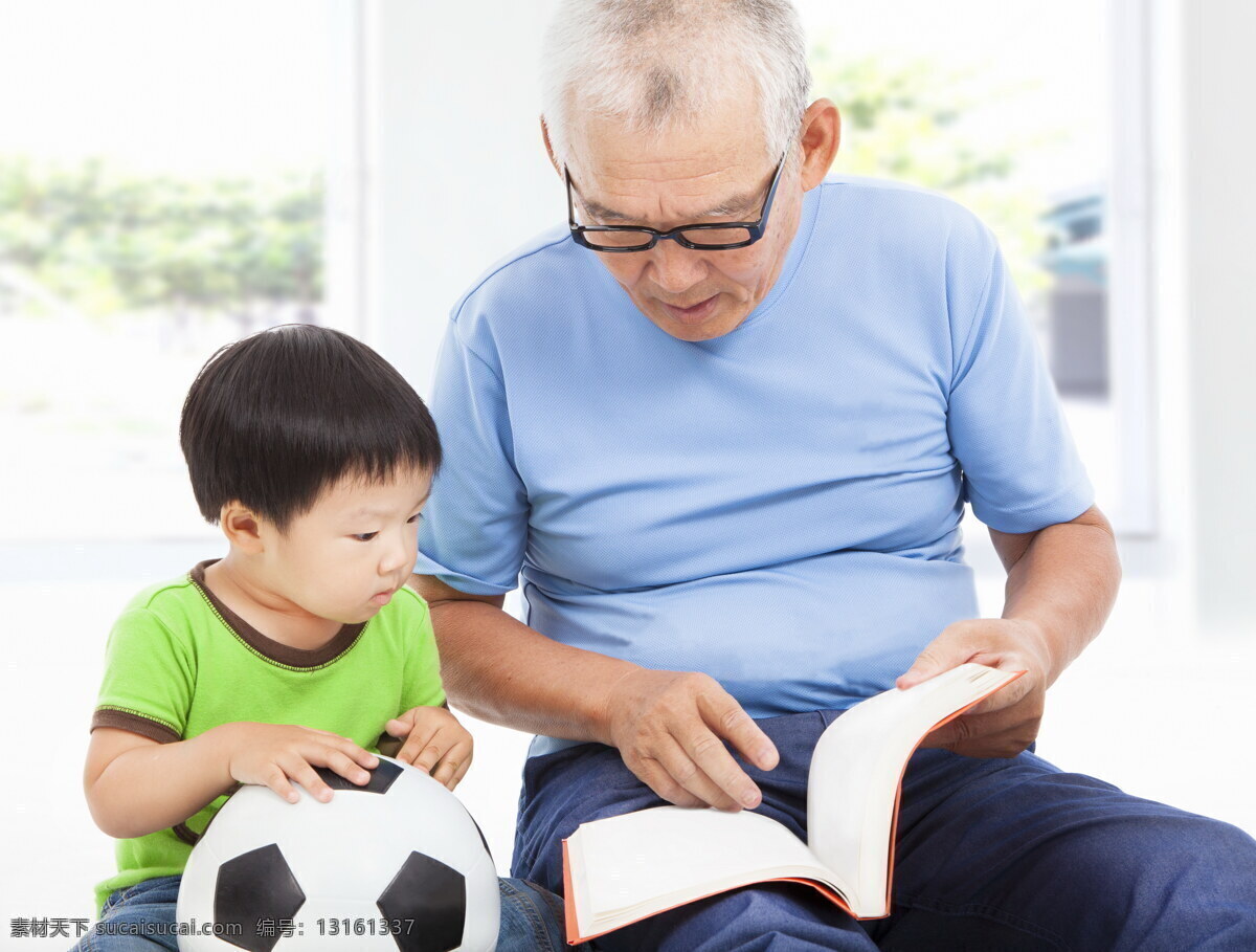 看书 祖孙 两 人 足球 书本 家庭 一家人 亚洲家庭 人物图片 生活人物